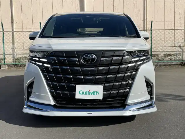 トヨタ アルファードハイブリット エグゼクティブ ラウンジ 東京都 2024(令6)年 2.4万km プラチナホワイトパールマイカ 純正ナビ/純正後席モニター/フルセグTV/Bluetooth/CD/DVD/USB/HDMI/左右独立ムーンルーフ/ユニバーサルステップ (左右)/JBLプレミアムサウンド/前後ドライブレコーダー/Toyota Safety Sense/・プリクラッシュセーフティ/・レーントレーシングアシスト/・先行車発進告知機能/・オートマチックハイビーム/・レーダークルーズコントロール/・クリアランスソナー/・ロードサインアシスト/・ブラインドスポットモニター/・ヘッドアップディスプレイ/パノラミックビューモニター/アドバンスドパーク/リアエンターテインメント/ETC2.0/デジタルインナーミラー/前後コーナーセンサー/両側パワースライドドア/パワーシート/パワーバックドア/シートヒーター/ベンチレーション/ステアリングヒーター/LEDヘッドライト/17インチ純正アルミホイール/スマートキー