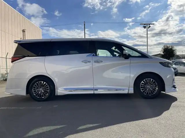 トヨタ アルファードハイブリット エグゼクティブ ラウンジ 東京都 2024(令6)年 2.4万km プラチナホワイトパールマイカ 純正ナビ/純正後席モニター/フルセグTV/Bluetooth/CD/DVD/USB/HDMI/左右独立ムーンルーフ/ユニバーサルステップ (左右)/JBLプレミアムサウンド/前後ドライブレコーダー/Toyota Safety Sense/・プリクラッシュセーフティ/・レーントレーシングアシスト/・先行車発進告知機能/・オートマチックハイビーム/・レーダークルーズコントロール/・クリアランスソナー/・ロードサインアシスト/・ブラインドスポットモニター/・ヘッドアップディスプレイ/パノラミックビューモニター/アドバンスドパーク/リアエンターテインメント/ETC2.0/デジタルインナーミラー/前後コーナーセンサー/両側パワースライドドア/パワーシート/パワーバックドア/シートヒーター/ベンチレーション/ステアリングヒーター/LEDヘッドライト/17インチ純正アルミホイール/スマートキー