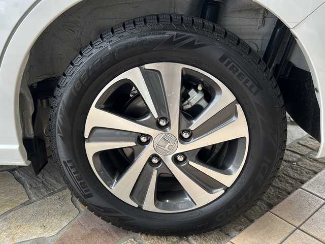 ホンダ フリード AIR EX 静岡県 2024(令6)年 0.5万km プラチナホワイトパール 純正ナビ/・FM/・AM/・TV/・Apple Car Play/・Android Auto/・Bluetooth/・USB/主要装備/・バックカメラ/・ホンダセンシング/・車線逸脱防止/・誤発進抑制/・コーナーセンサー/・追従クルコン/・横滑り防止装置/・ＬＥＤヘッドライト/・サイドカーテンエアバッグ/・純正フロアマット/・運転席+助手席シートヒーター/・リヤクーラー