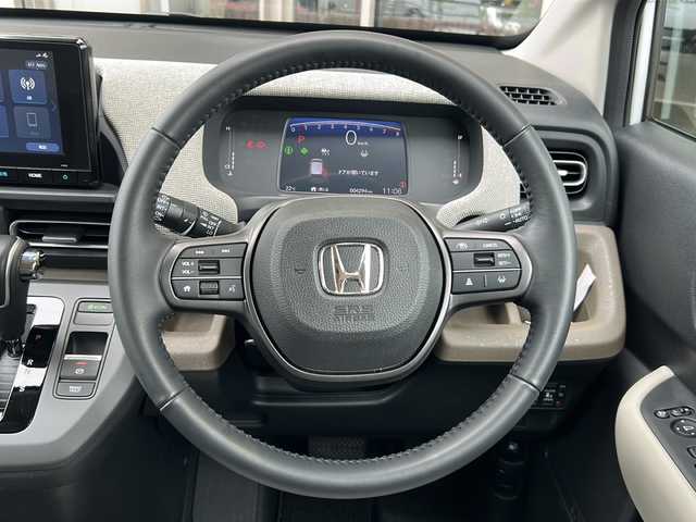 ホンダ フリード AIR EX 静岡県 2024(令6)年 0.5万km プラチナホワイトパール 純正ナビ/・FM/・AM/・TV/・Apple Car Play/・Android Auto/・Bluetooth/・USB/主要装備/・バックカメラ/・ホンダセンシング/・車線逸脱防止/・誤発進抑制/・コーナーセンサー/・追従クルコン/・横滑り防止装置/・ＬＥＤヘッドライト/・サイドカーテンエアバッグ/・純正フロアマット/・運転席+助手席シートヒーター/・リヤクーラー