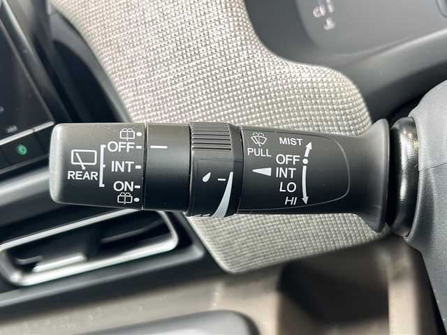 ホンダ フリード AIR EX 静岡県 2024(令6)年 0.5万km プラチナホワイトパール 純正ナビ/・FM/・AM/・TV/・Apple Car Play/・Android Auto/・Bluetooth/・USB/主要装備/・バックカメラ/・ホンダセンシング/・車線逸脱防止/・誤発進抑制/・コーナーセンサー/・追従クルコン/・横滑り防止装置/・ＬＥＤヘッドライト/・サイドカーテンエアバッグ/・純正フロアマット/・運転席+助手席シートヒーター/・リヤクーラー