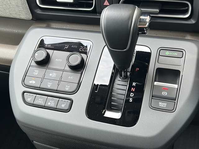 ホンダ フリード AIR EX 静岡県 2024(令6)年 0.5万km プラチナホワイトパール 純正ナビ/・FM/・AM/・TV/・Apple Car Play/・Android Auto/・Bluetooth/・USB/主要装備/・バックカメラ/・ホンダセンシング/・車線逸脱防止/・誤発進抑制/・コーナーセンサー/・追従クルコン/・横滑り防止装置/・ＬＥＤヘッドライト/・サイドカーテンエアバッグ/・純正フロアマット/・運転席+助手席シートヒーター/・リヤクーラー
