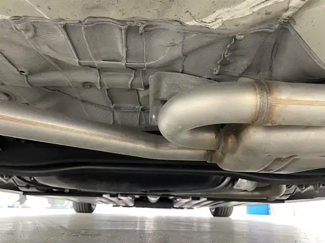 スズキ スイフト スポーツ 滋賀県 2022(令4)年 2.4万km スーパーブラックパール 禁煙車/社外ディスプレイオーディオ/（CD/DVD/USB/Bluetooth）/ビルトインETC/前方ドライブレコーダー/衝突軽減ブレーキ/車線逸脱警報/クリアランスソナー/レーンキープアシスト/革巻きステアリング/追従型クルーズコントロール/ステアリングリモコン/D席シートヒーター/LEDヘッドライト/フォグランプ/オートヘッドライト/BLITZ車高調/純正アルミホイール/純正フロアマット/電動格納ミラー/スペアキー1本