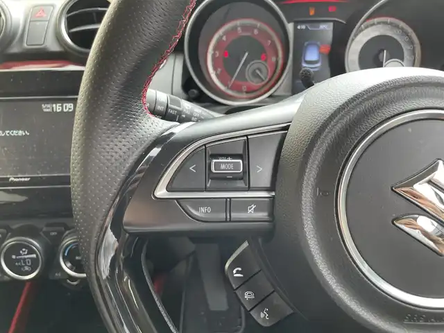 スズキ スイフト スポーツ 滋賀県 2022(令4)年 2.4万km スーパーブラックパール 禁煙車/社外ディスプレイオーディオ/（CD/DVD/USB/Bluetooth）/ビルトインETC/前方ドライブレコーダー/衝突軽減ブレーキ/車線逸脱警報/クリアランスソナー/レーンキープアシスト/革巻きステアリング/追従型クルーズコントロール/ステアリングリモコン/D席シートヒーター/LEDヘッドライト/フォグランプ/オートヘッドライト/BLITZ車高調/純正アルミホイール/純正フロアマット/電動格納ミラー/スペアキー1本