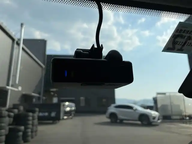 スズキ スイフト スポーツ 滋賀県 2022(令4)年 2.4万km スーパーブラックパール 禁煙車/社外ディスプレイオーディオ/（CD/DVD/USB/Bluetooth）/ビルトインETC/前方ドライブレコーダー/衝突軽減ブレーキ/車線逸脱警報/クリアランスソナー/レーンキープアシスト/革巻きステアリング/追従型クルーズコントロール/ステアリングリモコン/D席シートヒーター/LEDヘッドライト/フォグランプ/オートヘッドライト/BLITZ車高調/純正アルミホイール/純正フロアマット/電動格納ミラー/スペアキー1本