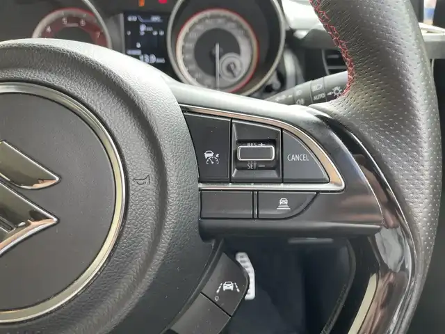 スズキ スイフト スポーツ 滋賀県 2022(令4)年 2.4万km スーパーブラックパール 禁煙車/社外ディスプレイオーディオ/（CD/DVD/USB/Bluetooth）/ビルトインETC/前方ドライブレコーダー/衝突軽減ブレーキ/車線逸脱警報/クリアランスソナー/レーンキープアシスト/革巻きステアリング/追従型クルーズコントロール/ステアリングリモコン/D席シートヒーター/LEDヘッドライト/フォグランプ/オートヘッドライト/BLITZ車高調/純正アルミホイール/純正フロアマット/電動格納ミラー/スペアキー1本