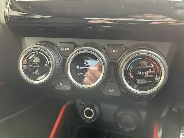 スズキ スイフト スポーツ 滋賀県 2022(令4)年 2.4万km スーパーブラックパール 禁煙車/社外ディスプレイオーディオ/（CD/DVD/USB/Bluetooth）/ビルトインETC/前方ドライブレコーダー/衝突軽減ブレーキ/車線逸脱警報/クリアランスソナー/レーンキープアシスト/革巻きステアリング/追従型クルーズコントロール/ステアリングリモコン/D席シートヒーター/LEDヘッドライト/フォグランプ/オートヘッドライト/BLITZ車高調/純正アルミホイール/純正フロアマット/電動格納ミラー/スペアキー1本