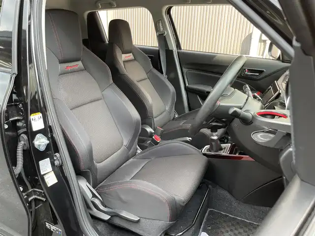 スズキ スイフト スポーツ 滋賀県 2022(令4)年 2.4万km スーパーブラックパール 禁煙車/社外ディスプレイオーディオ/（CD/DVD/USB/Bluetooth）/ビルトインETC/前方ドライブレコーダー/衝突軽減ブレーキ/車線逸脱警報/クリアランスソナー/レーンキープアシスト/革巻きステアリング/追従型クルーズコントロール/ステアリングリモコン/D席シートヒーター/LEDヘッドライト/フォグランプ/オートヘッドライト/BLITZ車高調/純正アルミホイール/純正フロアマット/電動格納ミラー/スペアキー1本