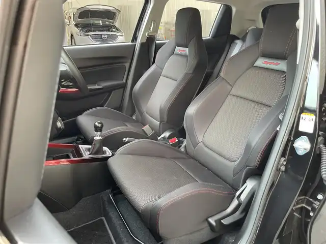 スズキ スイフト スポーツ 滋賀県 2022(令4)年 2.4万km スーパーブラックパール 禁煙車/社外ディスプレイオーディオ/（CD/DVD/USB/Bluetooth）/ビルトインETC/前方ドライブレコーダー/衝突軽減ブレーキ/車線逸脱警報/クリアランスソナー/レーンキープアシスト/革巻きステアリング/追従型クルーズコントロール/ステアリングリモコン/D席シートヒーター/LEDヘッドライト/フォグランプ/オートヘッドライト/BLITZ車高調/純正アルミホイール/純正フロアマット/電動格納ミラー/スペアキー1本