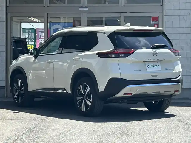 日産 エクストレイル G e－4ORCE 岩手県 2023(令5)年 1.7万km ブリリアントホワイトパール 純性ナビ/パノラミックガラスルーフ /プロパイロット /インテリジェントルームミラー/アラウンドビューモニター /ルーフレール /パワーバックドア /パワーシート/フルセグTV /シートヒーター /セーフティアシスト /クルーズコントロール/LEDヘッドランプ/プッシュスタート/ドアバイザー/フロアマット/保証書　取説