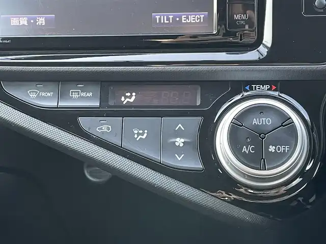 トヨタ アクア G 山口県 2015(平27)年 6.1万km ライムホワイトパールクリスタルシャイン クルーズコントロール/SDナビ フルセグTV CD DVD BT/バックカメラ/ドラレコ/ETC/スマートキー/社外アルミホイール/シートヒーター/オートライト/横滑り防止/ステアリングリモコン/アームレスト付きセンターコンソール/禁煙車