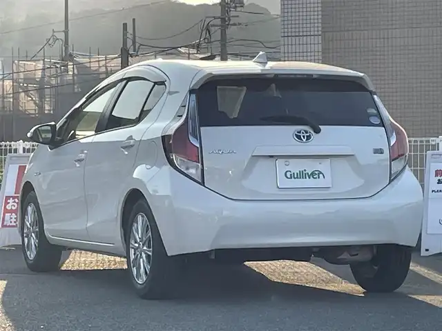 トヨタ アクア G 山口県 2015(平27)年 6.1万km ライムホワイトパールクリスタルシャイン クルーズコントロール/SDナビ フルセグTV CD DVD BT/バックカメラ/ドラレコ/ETC/スマートキー/社外アルミホイール/シートヒーター/オートライト/横滑り防止/ステアリングリモコン/アームレスト付きセンターコンソール/禁煙車