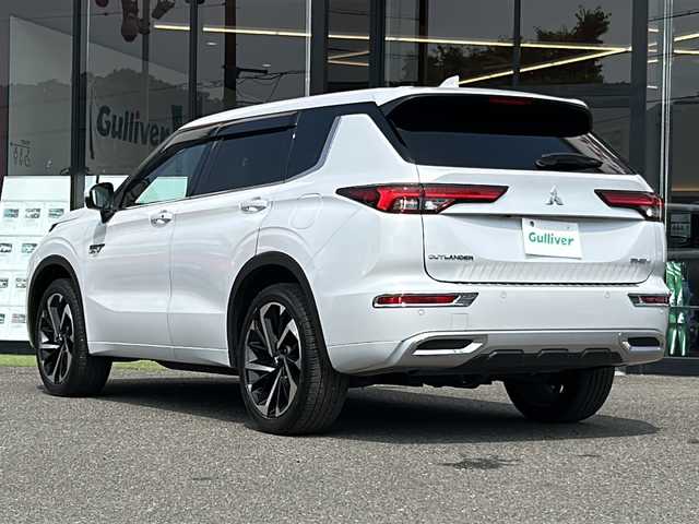 三菱 アウトランダー ＰＨＥＶ P 大阪府 2023(令5)年 1.6万km ホワイトダイヤモンド ワンオーナー/純正メーカーナビ/マイパイロット/ビルトインETC2.0/充電ケーブル/アラウンドビューモニター/ＢＯＳＥプレミアムサウンド/１列目＆２列目シートヒーター/パワーバックドア/クリアランスソナー/プリクラッシュセーフティ/純正20インチAW/AC1500Wコンセント/メモリ機能付きパワーシート/ステアリングスイッチ/BSM/eアシスト/電動パーキングブレーキ/置くだけ充電/取説/保証書/スペアキーｘ１