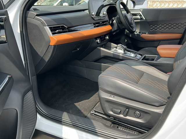 三菱 アウトランダー ＰＨＥＶ P 大阪府 2023(令5)年 1.6万km ホワイトダイヤモンド ワンオーナー/純正メーカーナビ/マイパイロット/ビルトインETC2.0/充電ケーブル/アラウンドビューモニター/ＢＯＳＥプレミアムサウンド/１列目＆２列目シートヒーター/パワーバックドア/クリアランスソナー/プリクラッシュセーフティ/純正20インチAW/AC1500Wコンセント/メモリ機能付きパワーシート/ステアリングスイッチ/BSM/eアシスト/電動パーキングブレーキ/置くだけ充電/取説/保証書/スペアキーｘ１