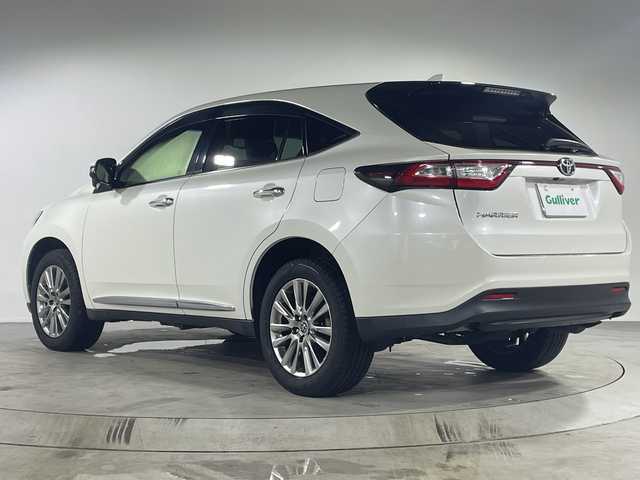 トヨタ ハリアー プレミアム 福岡県 2018(平30)年 3万km ホワイトパールクリスタルシャイン 純正9インチメモリナビ/・CD/DVD/BT/フルセグTV/・バックモニター/トヨタセーフティ/・プリクラッシュセーフティ/・レーンディパーチャーアラート/・オートハイビーム/・レーダークルーズコントロール/ハーフレザーシート/・パワーシート（D）/革巻きステアリング/・ステアリングリモコン/ETC/LEDヘッドライト/・オートライト/・フォグランプ/電子パーキング/・ブレーキホールド/パワーバックドア/アイドリングストップ/ドライブレコーダー前後/純正18インチアルミホイール/純正フロアマット/純正ドアバイザー