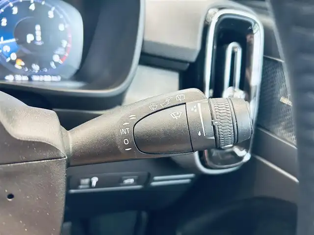 ボルボ ＸＣ４０ T4 AWD インスクリプション 大阪府 2020(令2)年 1.4万km 青 サンルーフ/ハーマンカードン/ベージュレザー/パワーシート/Dシートメモリ/シートヒーター/ステアリングヒーター/ACC/BLIS/純正ナビ/TV/３６０度カメラ/applecarplay/純正19インチAW/LEDヘッドライト/電動リアゲート/ワイヤレス充電/自動駐車
