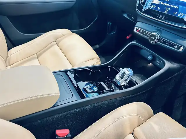 ボルボ ＸＣ４０ T4 AWD インスクリプション 大阪府 2020(令2)年 1.4万km 青 サンルーフ/ハーマンカードン/ベージュレザー/パワーシート/Dシートメモリ/シートヒーター/ステアリングヒーター/ACC/BLIS/純正ナビ/TV/３６０度カメラ/applecarplay/純正19インチAW/LEDヘッドライト/電動リアゲート/ワイヤレス充電/自動駐車
