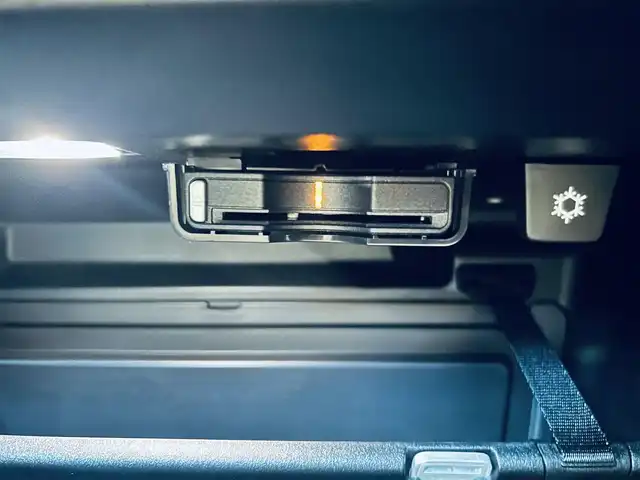 ボルボ ＸＣ４０ T4 AWD インスクリプション 大阪府 2020(令2)年 1.4万km 青 サンルーフ/ハーマンカードン/ベージュレザー/パワーシート/Dシートメモリ/シートヒーター/ステアリングヒーター/ACC/BLIS/純正ナビ/TV/３６０度カメラ/applecarplay/純正19インチAW/LEDヘッドライト/電動リアゲート/ワイヤレス充電/自動駐車