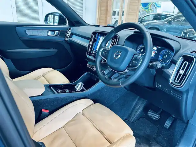 ボルボ ＸＣ４０ T4 AWD インスクリプション 大阪府 2020(令2)年 1.4万km 青 サンルーフ/ハーマンカードン/ベージュレザー/パワーシート/Dシートメモリ/シートヒーター/ステアリングヒーター/ACC/BLIS/純正ナビ/TV/３６０度カメラ/applecarplay/純正19インチAW/LEDヘッドライト/電動リアゲート/ワイヤレス充電/自動駐車