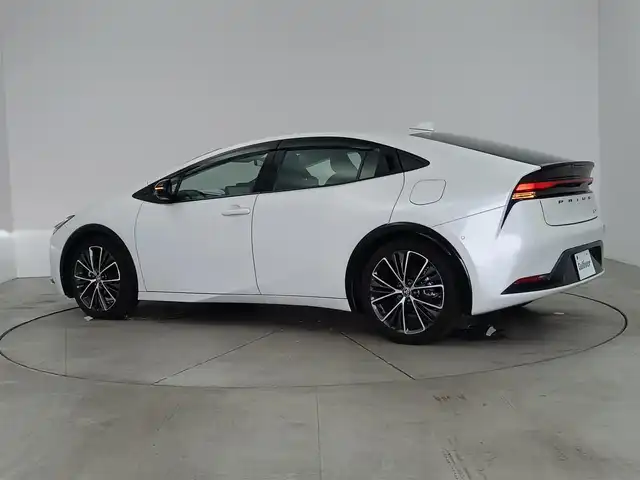 トヨタ プリウス Z 愛知県 2023(令5)年 1.6万km プラチナホワイトパールマイカ 純正12.3型ナビ（フルセグ、Bluetooth、APPleCarplay)/全方位カメラ/ETC2.0/置くだけ充電/BSM/パーキングアシスト/デジタルインナーミラー/メモリ付きパワーシート/パワーバックドア/シートヒーター、エアシート/ハンドルヒーター/ACC/衝突軽減ブレーキ/レーンキープアシスト/コーナーセンサー（前後）/オートハイビーム/LEDヘッドライト/オートライト/スマートキー/USB/三点エアバック/純正フロアマット/純正19インチAW