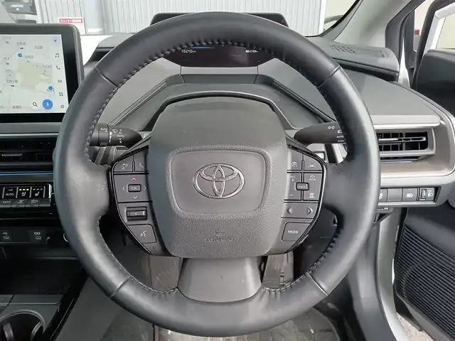 トヨタ プリウス Z 愛知県 2023(令5)年 1.6万km プラチナホワイトパールマイカ 純正12.3型ナビ（フルセグ、Bluetooth、APPleCarplay)/全方位カメラ/ETC2.0/置くだけ充電/BSM/パーキングアシスト/デジタルインナーミラー/メモリ付きパワーシート/パワーバックドア/シートヒーター、エアシート/ハンドルヒーター/ACC/衝突軽減ブレーキ/レーンキープアシスト/コーナーセンサー（前後）/オートハイビーム/LEDヘッドライト/オートライト/スマートキー/USB/三点エアバック/純正フロアマット/純正19インチAW