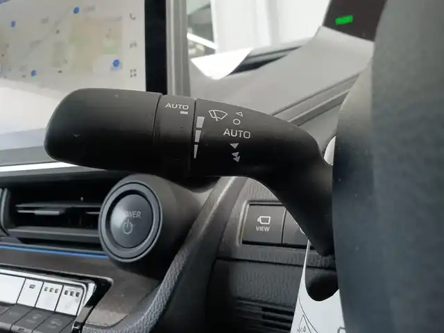 トヨタ プリウス Z 愛知県 2023(令5)年 1.6万km プラチナホワイトパールマイカ 純正12.3型ナビ（フルセグ、Bluetooth、APPleCarplay)/全方位カメラ/ETC2.0/置くだけ充電/BSM/パーキングアシスト/デジタルインナーミラー/メモリ付きパワーシート/パワーバックドア/シートヒーター、エアシート/ハンドルヒーター/ACC/衝突軽減ブレーキ/レーンキープアシスト/コーナーセンサー（前後）/オートハイビーム/LEDヘッドライト/オートライト/スマートキー/USB/三点エアバック/純正フロアマット/純正19インチAW