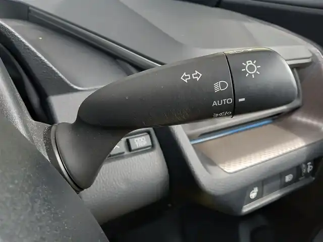 トヨタ プリウス Z 愛知県 2023(令5)年 1.6万km プラチナホワイトパールマイカ 純正12.3型ナビ（フルセグ、Bluetooth、APPleCarplay)/全方位カメラ/ETC2.0/置くだけ充電/BSM/パーキングアシスト/デジタルインナーミラー/メモリ付きパワーシート/パワーバックドア/シートヒーター、エアシート/ハンドルヒーター/ACC/衝突軽減ブレーキ/レーンキープアシスト/コーナーセンサー（前後）/オートハイビーム/LEDヘッドライト/オートライト/スマートキー/USB/三点エアバック/純正フロアマット/純正19インチAW