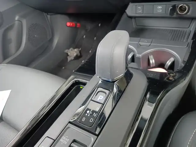 トヨタ プリウス Z 愛知県 2023(令5)年 1.6万km プラチナホワイトパールマイカ 純正12.3型ナビ（フルセグ、Bluetooth、APPleCarplay)/全方位カメラ/ETC2.0/置くだけ充電/BSM/パーキングアシスト/デジタルインナーミラー/メモリ付きパワーシート/パワーバックドア/シートヒーター、エアシート/ハンドルヒーター/ACC/衝突軽減ブレーキ/レーンキープアシスト/コーナーセンサー（前後）/オートハイビーム/LEDヘッドライト/オートライト/スマートキー/USB/三点エアバック/純正フロアマット/純正19インチAW