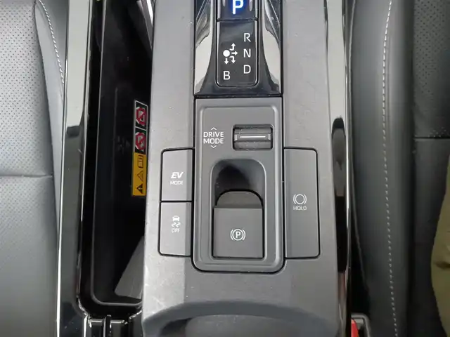 トヨタ プリウス Z 愛知県 2023(令5)年 1.6万km プラチナホワイトパールマイカ 純正12.3型ナビ（フルセグ、Bluetooth、APPleCarplay)/全方位カメラ/ETC2.0/置くだけ充電/BSM/パーキングアシスト/デジタルインナーミラー/メモリ付きパワーシート/パワーバックドア/シートヒーター、エアシート/ハンドルヒーター/ACC/衝突軽減ブレーキ/レーンキープアシスト/コーナーセンサー（前後）/オートハイビーム/LEDヘッドライト/オートライト/スマートキー/USB/三点エアバック/純正フロアマット/純正19インチAW
