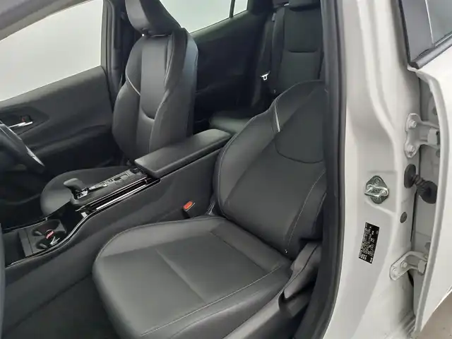 トヨタ プリウス Z 愛知県 2023(令5)年 1.6万km プラチナホワイトパールマイカ 純正12.3型ナビ（フルセグ、Bluetooth、APPleCarplay)/全方位カメラ/ETC2.0/置くだけ充電/BSM/パーキングアシスト/デジタルインナーミラー/メモリ付きパワーシート/パワーバックドア/シートヒーター、エアシート/ハンドルヒーター/ACC/衝突軽減ブレーキ/レーンキープアシスト/コーナーセンサー（前後）/オートハイビーム/LEDヘッドライト/オートライト/スマートキー/USB/三点エアバック/純正フロアマット/純正19インチAW