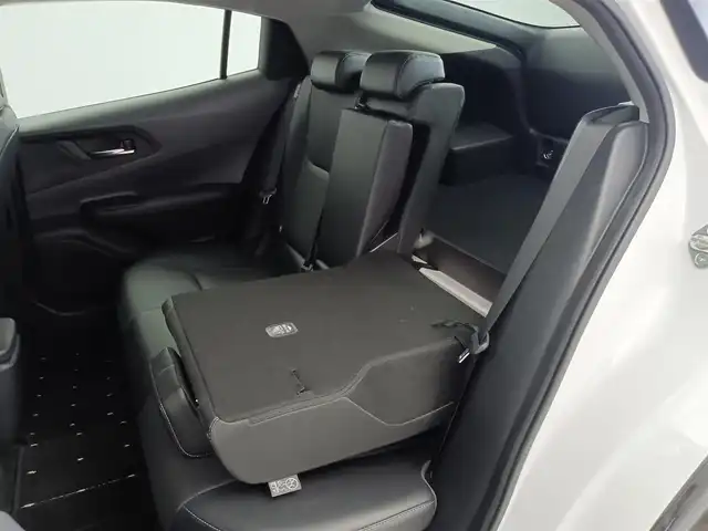 トヨタ プリウス Z 愛知県 2023(令5)年 1.6万km プラチナホワイトパールマイカ 純正12.3型ナビ（フルセグ、Bluetooth、APPleCarplay)/全方位カメラ/ETC2.0/置くだけ充電/BSM/パーキングアシスト/デジタルインナーミラー/メモリ付きパワーシート/パワーバックドア/シートヒーター、エアシート/ハンドルヒーター/ACC/衝突軽減ブレーキ/レーンキープアシスト/コーナーセンサー（前後）/オートハイビーム/LEDヘッドライト/オートライト/スマートキー/USB/三点エアバック/純正フロアマット/純正19インチAW