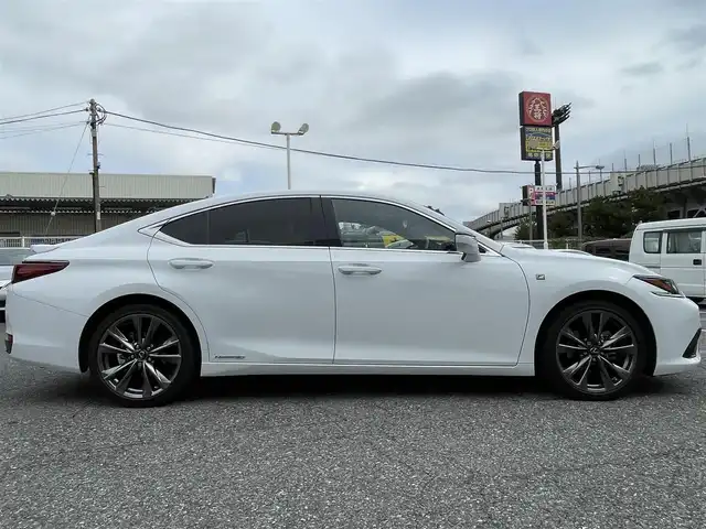 レクサス ＥＳ 300h Fスポーツ 千葉県 2019(平31)年 1.6万km ホワイトノーヴァガラスフレーク ワンオーナー/Fスポーツ/純正ナビ【フルセグ、BT、CD、USB、AUX】/サンルーフ/レーダークルーズコントロール/プリクラッシュセーフティ/センタートレース/ブラインドスポットモニター/パーキングサポートアラート/前席パワーシート（D席メモリー付）/前席ヒーター・ベンチレーション/ハンドルヒーター/パドルシフト/革巻きハンドル・シフトノブ/ビルトインETC/純正ドラレコ（前）/リアサンシェード/バックカメラ/スマートキー×２/保証書/取説/ナビ説