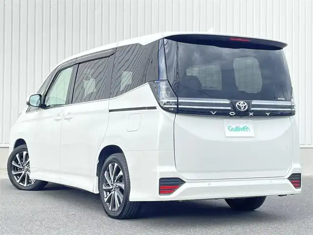 トヨタ ヴォクシー S－Z 群馬県 2023(令5)年 1.3万km ホワイトパールクリスタルシャイン 純正10.5インチディスプレイオーディオ/（ナビ/CD/DVD/HDMI/USB/フルセグテレビ）/純正14インチフリップダウンモニター/セーフティセンス/・プリクラッシュセーフティ/・レーンディパーチャーアラート/・オートマチックハイビーム/・ドライバー異常時対応システム/・発進遅れ告知機能/・レーントレーシングアシスト/・レーダークルーズコントロール/・ロードサインアシスト/・プロアクティブドライビングアシスト/トヨタチームメイト/・アドバンスパーク/・パーキングサポートブレーキ/・パノラミックビューモニター/・ボディ同色ドアミラー/7インチカラーマルチインフォメーションディスプレイ/バックドアイージークローザー/両側パワースライドドア/三眼LEDヘッドランプ/ハーフレザーシート/シートヒーター/センターコンソール/2列目キャプテンシート/2列目充電用USBタイプC端子付サイドテーブル/前後ドライブレコーダー/ETC2.0