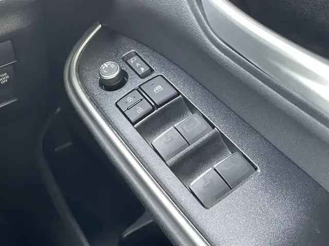 トヨタ ヴォクシー S－Z 群馬県 2023(令5)年 1.3万km ホワイトパールクリスタルシャイン 純正10.5インチディスプレイオーディオ/（ナビ/CD/DVD/HDMI/USB/フルセグテレビ）/純正14インチフリップダウンモニター/セーフティセンス/・プリクラッシュセーフティ/・レーンディパーチャーアラート/・オートマチックハイビーム/・ドライバー異常時対応システム/・発進遅れ告知機能/・レーントレーシングアシスト/・レーダークルーズコントロール/・ロードサインアシスト/・プロアクティブドライビングアシスト/トヨタチームメイト/・アドバンスパーク/・パーキングサポートブレーキ/・パノラミックビューモニター/・ボディ同色ドアミラー/7インチカラーマルチインフォメーションディスプレイ/バックドアイージークローザー/両側パワースライドドア/三眼LEDヘッドランプ/ハーフレザーシート/シートヒーター/センターコンソール/2列目キャプテンシート/2列目充電用USBタイプC端子付サイドテーブル/前後ドライブレコーダー/ETC2.0
