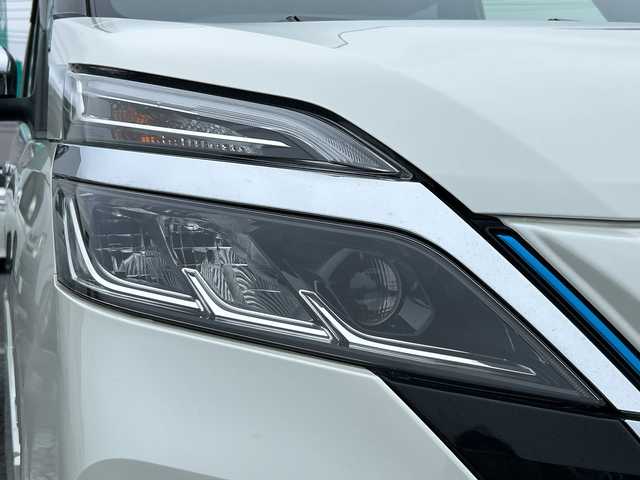 日産 セレナ e－パワー ハイウェイスター V 千葉県 2020(令2)年 4.9万km ブリリアントホワイトパール ＩＭＰＵＬエアロ　１０型ナビ　全方位カメラ　フリップダウンモニター プロパイロット フルセグ BT ETC ドラレコ 両側パワースライド ハンズフリーオートスライド パーキングアシスト HDMI