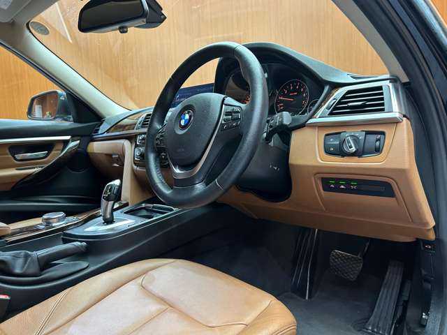 ＢＭＷ ３１８ｉ ツーリング ラグジュアリー 千葉県 2017(平29)年 5.5万km 紺 茶革シート　/クルーズコントロール　/ナビ　/Bカメラ　/Bluetooth接続　/電動シート　/シートH　/電動リアゲート　/コンフォートアクセス　/LEDヘッドライト　/PDC　/ドライビングアシスト　/衝突軽減B　/LCW　/ETC　/禁煙車