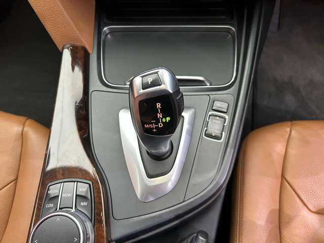 ＢＭＷ ３１８ｉ ツーリング ラグジュアリー 千葉県 2017(平29)年 5.5万km 紺 茶革シート　/クルーズコントロール　/ナビ　/Bカメラ　/Bluetooth接続　/電動シート　/シートH　/電動リアゲート　/コンフォートアクセス　/LEDヘッドライト　/PDC　/ドライビングアシスト　/衝突軽減B　/LCW　/ETC　/禁煙車