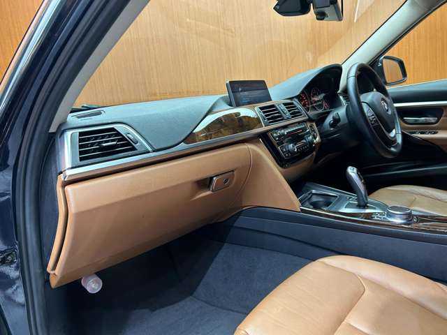 ＢＭＷ ３１８ｉ ツーリング ラグジュアリー 千葉県 2017(平29)年 5.5万km 紺 茶革シート　/クルーズコントロール　/ナビ　/Bカメラ　/Bluetooth接続　/電動シート　/シートH　/電動リアゲート　/コンフォートアクセス　/LEDヘッドライト　/PDC　/ドライビングアシスト　/衝突軽減B　/LCW　/ETC　/禁煙車