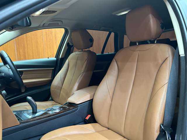 ＢＭＷ ３１８ｉ ツーリング ラグジュアリー 千葉県 2017(平29)年 5.5万km 紺 茶革シート　/クルーズコントロール　/ナビ　/Bカメラ　/Bluetooth接続　/電動シート　/シートH　/電動リアゲート　/コンフォートアクセス　/LEDヘッドライト　/PDC　/ドライビングアシスト　/衝突軽減B　/LCW　/ETC　/禁煙車