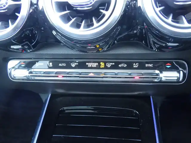 メルセデス・ベンツ ＧＬＢ２００ｄ AMGライン 千葉県 2020(令2)年 3.2万km イリジウムシルバー レーダーセーフティパッケージ/アクティブブレーキアシスト/アクティブレーンキーピングアシスト/レーンチェンジアシスト/ブラインドスポットアシスト/アテンションアシストト/パノラミックスライディングルーフ/ディストロニック/パワーバックドア/ハーフレザーシート/前席パワーシート/シートヒーター/純正ナビ/地デジTV/【Bluetooth接続】/360°カメラ/ドライブレコーダー（前後撮影）/革巻きステアリング/ステアリングスイッチ/パドルシフト/ETC/LEDヘッドライト/ウインカーミラー/パークトロニック/純正19インチアルミホイル/サイド/カーテンエアバッグ/キーレスゴー