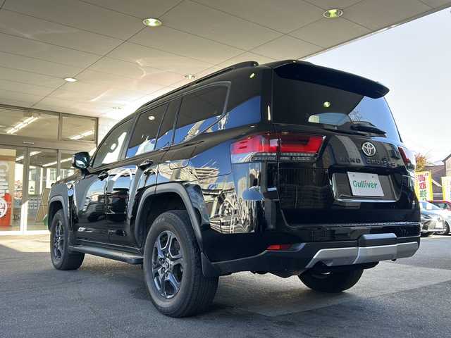 トヨタ ランドクルーザー GRスポーツ 京都府 2023(令5)年 4.1万km ブラック 12.3インチ純正ディスプレイオーディオナビ/フルセグTV/CD/DVD再生機能/Bluetooth/Miracast/USB入力端子/ＪＢＬサウンド　/サンルーフ　/ルーフレール/全方位カメラ　/前方純正ドライブレコーダー/ETC2.0/ＨＵＤ　/ディーゼル　/４ＷＤ　/ＢＳＭ　/メモリーシート/ベンチレーター　/シートヒーター/エアシート/ステアリングヒーター/マルチテレインモニター　/ＲＣＴＡ　/ＲＣＤ　/クリアランスソナー　/クールボックス　/３眼ＬＥＤ/オートライト/オートマチックハイビーム/フロントフォグランプ/純正AW18インチ/デフロック/ルーフレール/Wサイドエアバッグ/カーテンエアバッグ