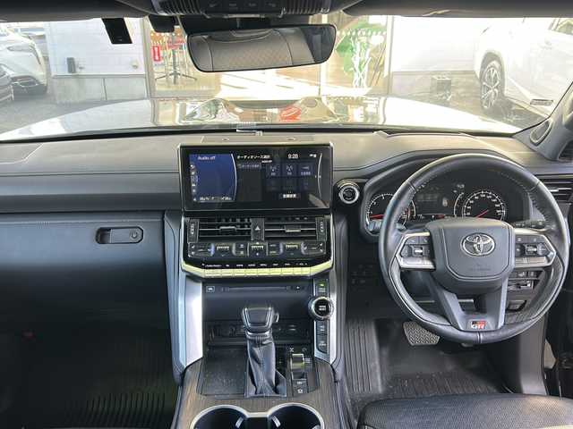 トヨタ ランドクルーザー GRスポーツ 京都府 2023(令5)年 4.1万km ブラック 12.3インチ純正ディスプレイオーディオナビ/フルセグTV/CD/DVD再生機能/Bluetooth/Miracast/USB入力端子/ＪＢＬサウンド　/サンルーフ　/ルーフレール/全方位カメラ　/前方純正ドライブレコーダー/ETC2.0/ＨＵＤ　/ディーゼル　/４ＷＤ　/ＢＳＭ　/メモリーシート/ベンチレーター　/シートヒーター/エアシート/ステアリングヒーター/マルチテレインモニター　/ＲＣＴＡ　/ＲＣＤ　/クリアランスソナー　/クールボックス　/３眼ＬＥＤ/オートライト/オートマチックハイビーム/フロントフォグランプ/純正AW18インチ/デフロック/ルーフレール/Wサイドエアバッグ/カーテンエアバッグ