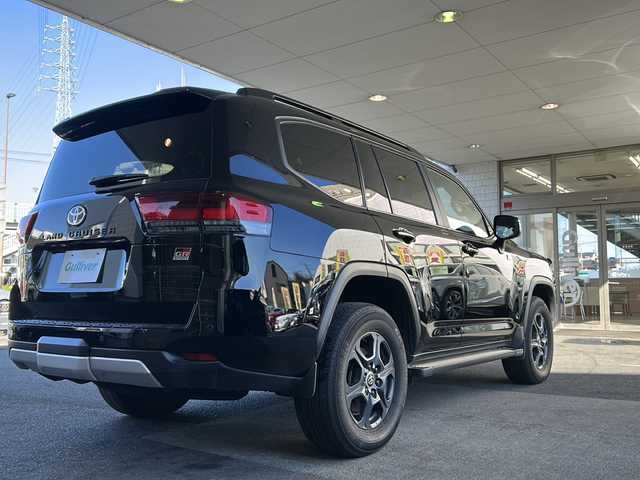 トヨタ ランドクルーザー GRスポーツ 京都府 2023(令5)年 4.1万km ブラック 12.3インチ純正ディスプレイオーディオナビ/フルセグTV/CD/DVD再生機能/Bluetooth/Miracast/USB入力端子/ＪＢＬサウンド　/サンルーフ　/ルーフレール/全方位カメラ　/前方純正ドライブレコーダー/ETC2.0/ＨＵＤ　/ディーゼル　/４ＷＤ　/ＢＳＭ　/メモリーシート/ベンチレーター　/シートヒーター/エアシート/ステアリングヒーター/マルチテレインモニター　/ＲＣＴＡ　/ＲＣＤ　/クリアランスソナー　/クールボックス　/３眼ＬＥＤ/オートライト/オートマチックハイビーム/フロントフォグランプ/純正AW18インチ/デフロック/ルーフレール/Wサイドエアバッグ/カーテンエアバッグ