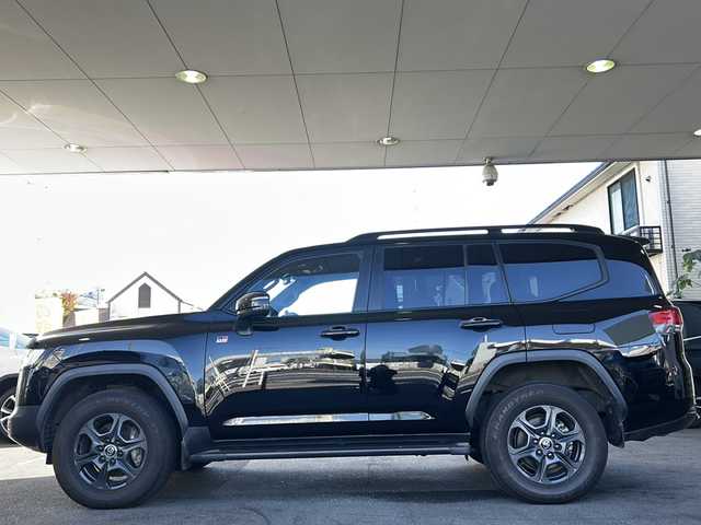 トヨタ ランドクルーザー GRスポーツ 京都府 2023(令5)年 4.1万km ブラック 12.3インチ純正ディスプレイオーディオナビ/フルセグTV/CD/DVD再生機能/Bluetooth/Miracast/USB入力端子/ＪＢＬサウンド　/サンルーフ　/ルーフレール/全方位カメラ　/前方純正ドライブレコーダー/ETC2.0/ＨＵＤ　/ディーゼル　/４ＷＤ　/ＢＳＭ　/メモリーシート/ベンチレーター　/シートヒーター/エアシート/ステアリングヒーター/マルチテレインモニター　/ＲＣＴＡ　/ＲＣＤ　/クリアランスソナー　/クールボックス　/３眼ＬＥＤ/オートライト/オートマチックハイビーム/フロントフォグランプ/純正AW18インチ/デフロック/ルーフレール/Wサイドエアバッグ/カーテンエアバッグ