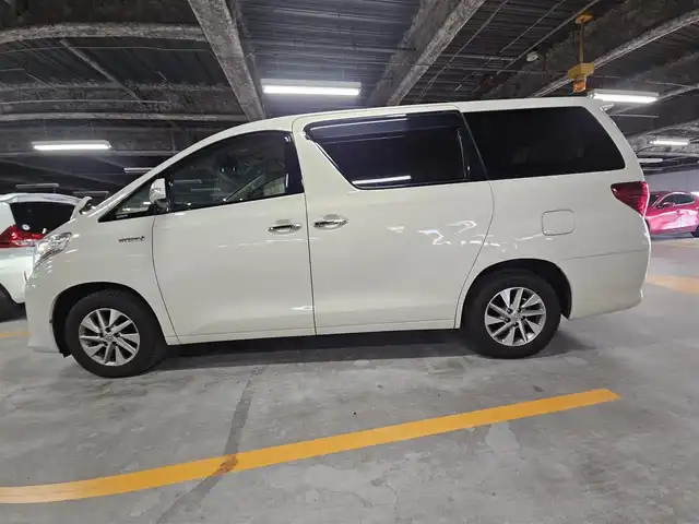 トヨタ アルファードハイブリット G 宮崎県 2013(平25)年 2.8万km ゴールドパールクリスタルシャイン 4WD/ワンオーナー/純正8型ナビ/フルセグTV/両側パワースライドドア/パワーバックドア/バックカメラ/ビルトインETC/ドライブレコーダー/クルーズコントロール/クリアランスソナー/ステアリング連動HIDヘッドランプ/オートライト/デュアルオートエアコン/木目調/革巻きコンビステアリング/ステアリングスイッチ/前席パワーシート/運転席ポジションメモリー/2列目リラックスキャプテンシート/助手席/2列目オットマン/純正16インチアルミホイール/スマートキー/プッシュエンジンスタート/禁煙車