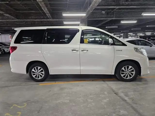 トヨタ アルファードハイブリット G 宮崎県 2013(平25)年 2.8万km ゴールドパールクリスタルシャイン 4WD/ワンオーナー/純正8型ナビ/フルセグTV/両側パワースライドドア/パワーバックドア/バックカメラ/ビルトインETC/ドライブレコーダー/クルーズコントロール/クリアランスソナー/ステアリング連動HIDヘッドランプ/オートライト/デュアルオートエアコン/木目調/革巻きコンビステアリング/ステアリングスイッチ/前席パワーシート/運転席ポジションメモリー/2列目リラックスキャプテンシート/助手席/2列目オットマン/純正16インチアルミホイール/スマートキー/プッシュエンジンスタート/禁煙車