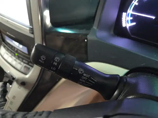 トヨタ アルファードハイブリット G 宮崎県 2013(平25)年 2.8万km ゴールドパールクリスタルシャイン 4WD/ワンオーナー/純正8型ナビ/フルセグTV/両側パワースライドドア/パワーバックドア/バックカメラ/ビルトインETC/ドライブレコーダー/クルーズコントロール/クリアランスソナー/ステアリング連動HIDヘッドランプ/オートライト/デュアルオートエアコン/木目調/革巻きコンビステアリング/ステアリングスイッチ/前席パワーシート/運転席ポジションメモリー/2列目リラックスキャプテンシート/助手席/2列目オットマン/純正16インチアルミホイール/スマートキー/プッシュエンジンスタート/禁煙車