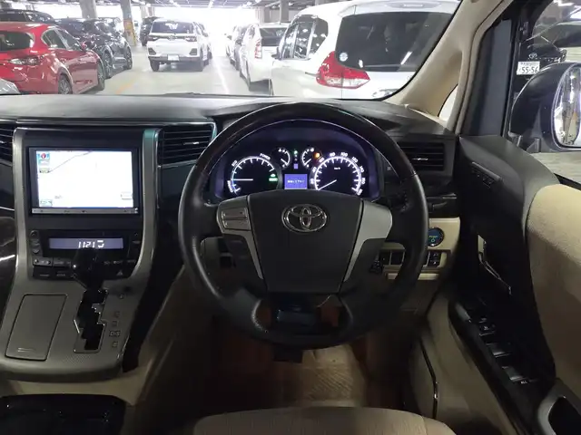 トヨタ アルファードハイブリット G 宮崎県 2013(平25)年 2.8万km ゴールドパールクリスタルシャイン 4WD/ワンオーナー/純正8型ナビ/フルセグTV/両側パワースライドドア/パワーバックドア/バックカメラ/ビルトインETC/ドライブレコーダー/クルーズコントロール/クリアランスソナー/ステアリング連動HIDヘッドランプ/オートライト/デュアルオートエアコン/木目調/革巻きコンビステアリング/ステアリングスイッチ/前席パワーシート/運転席ポジションメモリー/2列目リラックスキャプテンシート/助手席/2列目オットマン/純正16インチアルミホイール/スマートキー/プッシュエンジンスタート/禁煙車