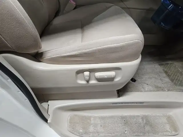 トヨタ アルファードハイブリット G 宮崎県 2013(平25)年 2.8万km ゴールドパールクリスタルシャイン 4WD/ワンオーナー/純正8型ナビ/フルセグTV/両側パワースライドドア/パワーバックドア/バックカメラ/ビルトインETC/ドライブレコーダー/クルーズコントロール/クリアランスソナー/ステアリング連動HIDヘッドランプ/オートライト/デュアルオートエアコン/木目調/革巻きコンビステアリング/ステアリングスイッチ/前席パワーシート/運転席ポジションメモリー/2列目リラックスキャプテンシート/助手席/2列目オットマン/純正16インチアルミホイール/スマートキー/プッシュエンジンスタート/禁煙車