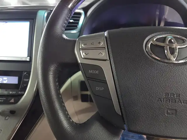 トヨタ アルファードハイブリット G 宮崎県 2013(平25)年 2.8万km ゴールドパールクリスタルシャイン 4WD/ワンオーナー/純正8型ナビ/フルセグTV/両側パワースライドドア/パワーバックドア/バックカメラ/ビルトインETC/ドライブレコーダー/クルーズコントロール/クリアランスソナー/ステアリング連動HIDヘッドランプ/オートライト/デュアルオートエアコン/木目調/革巻きコンビステアリング/ステアリングスイッチ/前席パワーシート/運転席ポジションメモリー/2列目リラックスキャプテンシート/助手席/2列目オットマン/純正16インチアルミホイール/スマートキー/プッシュエンジンスタート/禁煙車